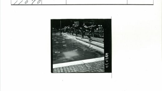 泳池边游泳者准备跳水观众观看.jpg