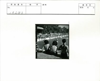 泳池边的人群.jpg