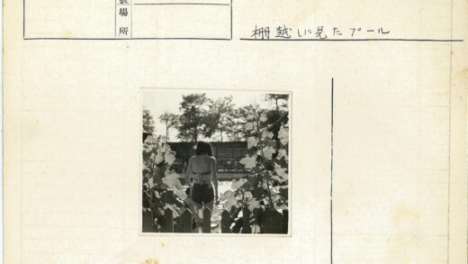 泳衣美女与鲜花泳池景.jpg
