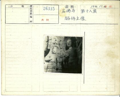 洞穴中央大型人物石雕群像.jpg