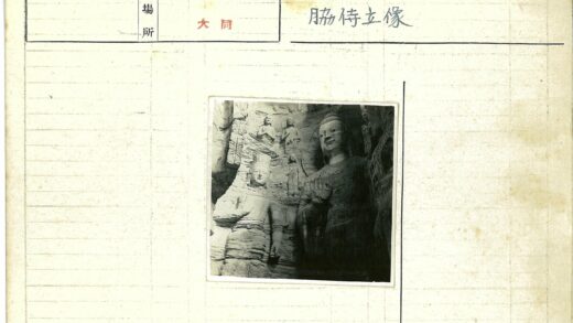 洞穴中央大型人物石雕群像.jpg