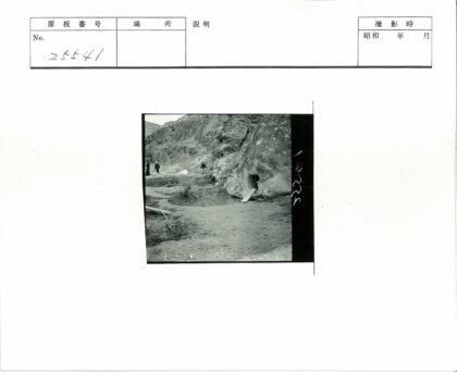 洞穴入口与山坡池塘景观.jpg