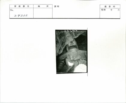 洞穴内自然光照亮巨型石雕.jpg