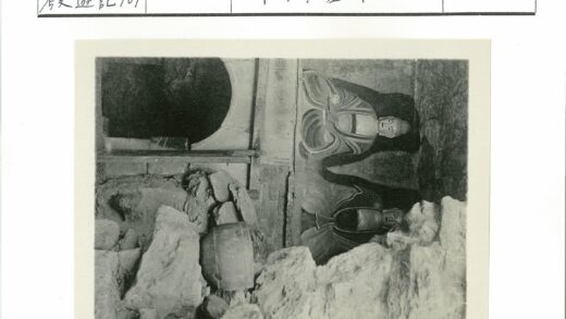 洞穴岩石雕刻长袍人物雕像.jpg