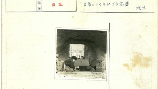 洞穴房间内两人工作场景.jpg