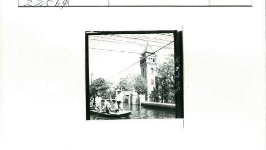 洪水中的城市街道航行.jpg
