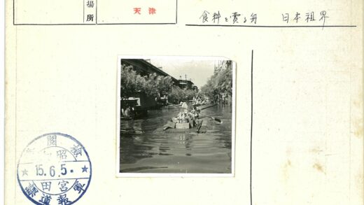 洪水中的小船运输.jpg
