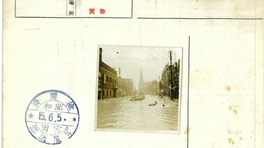洪水中的街道与教堂尖顶.jpg