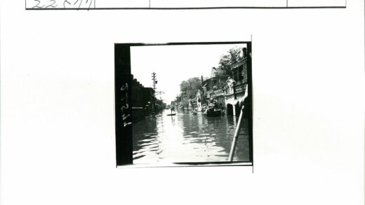 洪水中的街道与船只航行.jpg