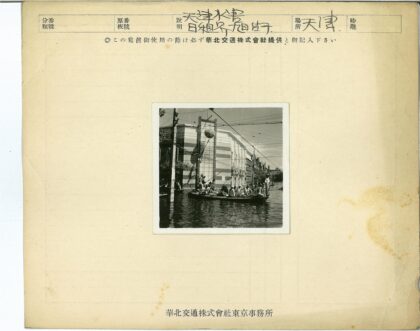 洪水中的街道穿行.jpg