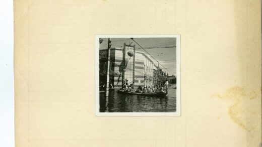 洪水中的街道穿行.jpg
