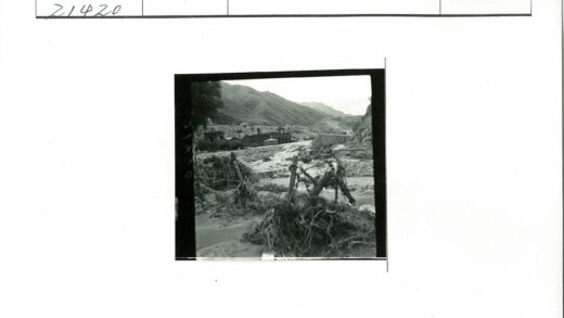 洪水淹没区损毁栅栏与涨水小溪.jpg