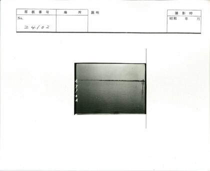 洪水淹没地区电线杆水中矗立.jpg