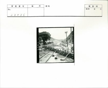 洪水淹没小路与沙袋路障山景.jpg