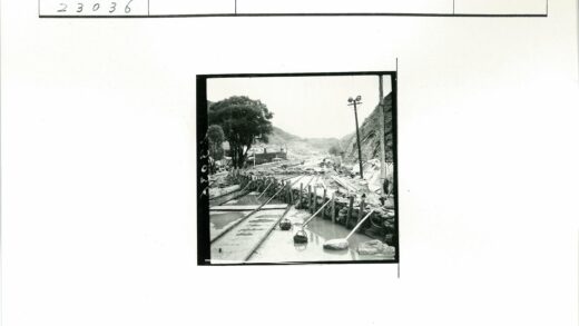 洪水淹没小路与沙袋路障山景.jpg