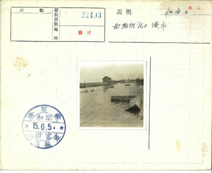 洪水淹没建筑与漂浮碎片.jpg