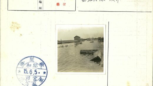 洪水淹没建筑与漂浮碎片.jpg