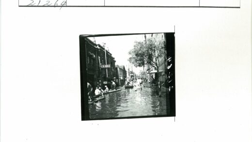洪水淹没的城市街道航拍.jpg