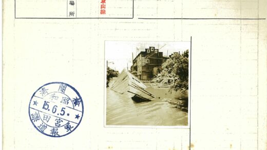 洪水淹没的多层建筑与残骸.jpg