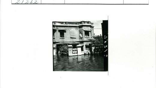 洪水淹没的砖砌建筑与人影.jpg