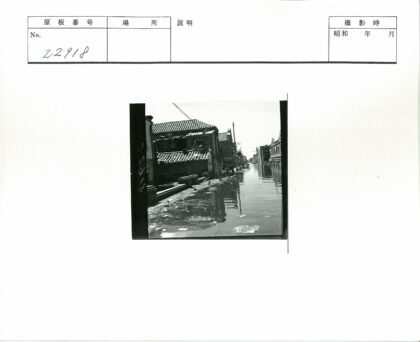 洪水淹没的砖砌建筑街道.jpg