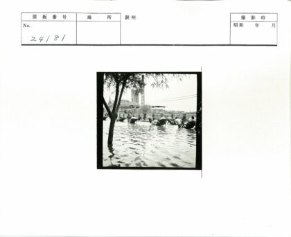 洪水淹没的街道与两侧建筑.jpg
