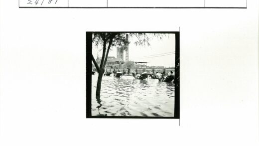 洪水淹没的街道与两侧建筑.jpg