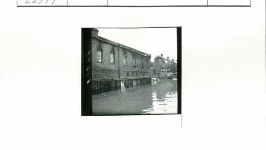 洪水淹没砖砌建筑街景.jpg