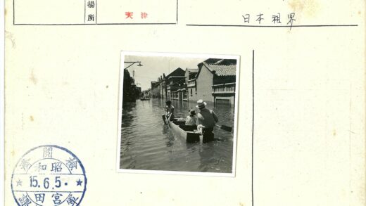 洪水淹没街道的划船场景.jpg