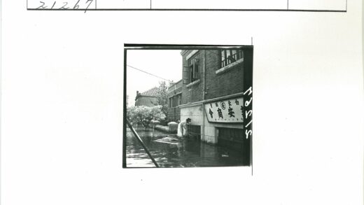 洪水淹没街道的砖房外文牌.jpg
