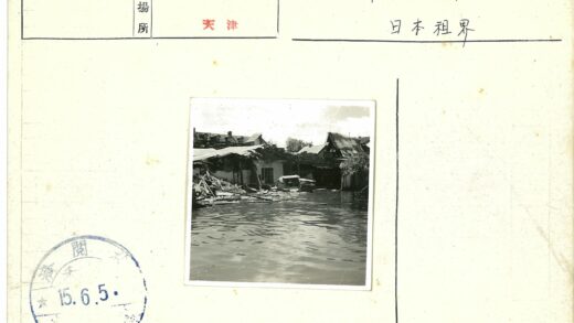 洪水灾区建筑损毁与碎片.jpg