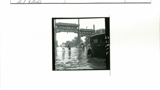 洪水街头行人车辆穿行.jpg