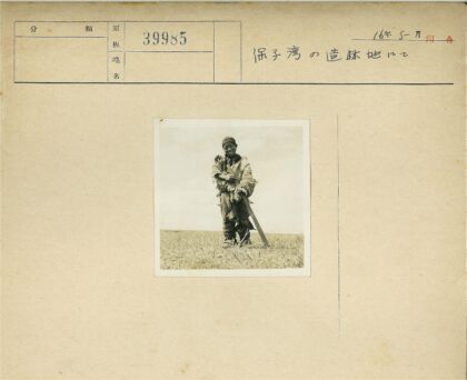 流浪者阴云下持棍站立.jpg
