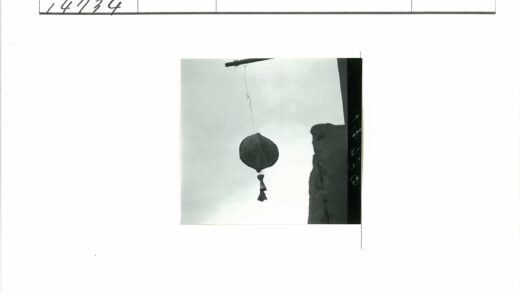流苏球形灯笼与建筑边缘.jpg