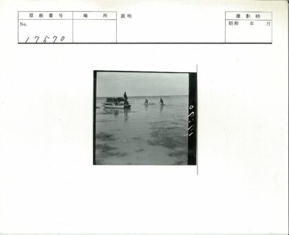 浅水区三人小船涉水风景.jpg