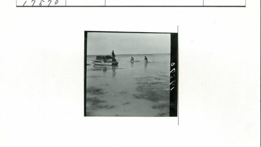 浅水区三人小船涉水风景.jpg
