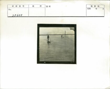 浅水区木筏与帆船.jpg