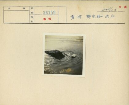 浅水岩石涟漪多云天空.jpg
