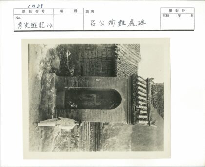 浅色西装男子与砖砌拱形建筑.jpg