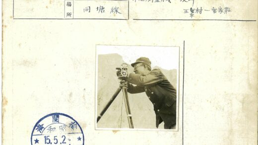 测量员沙滩操作经纬仪.jpg