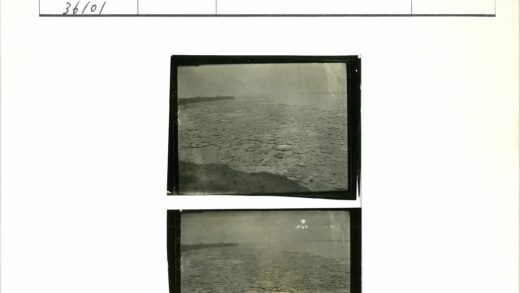 浮冰覆盖水域朦胧天际线.jpg