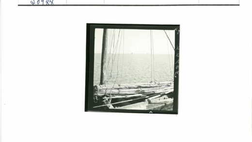 海上帆船与绳索木板船.jpg
