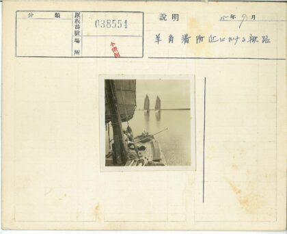 海上帆船与远方双帆.jpg