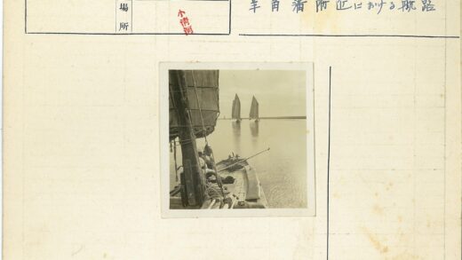 海上帆船与远方双帆.jpg