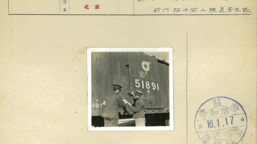 海关人员检查编号51891集装箱.jpg