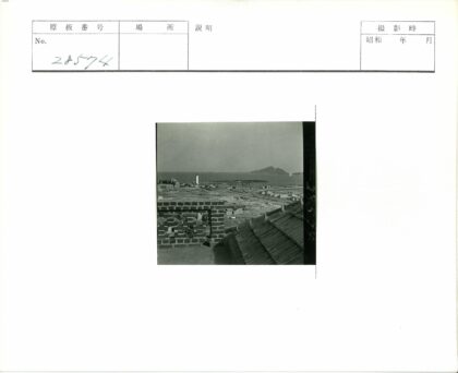 海岛灯塔与蜿蜒海岸风光.jpg