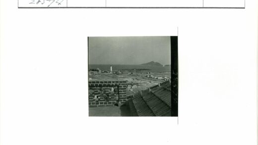 海岛灯塔与蜿蜒海岸风光.jpg