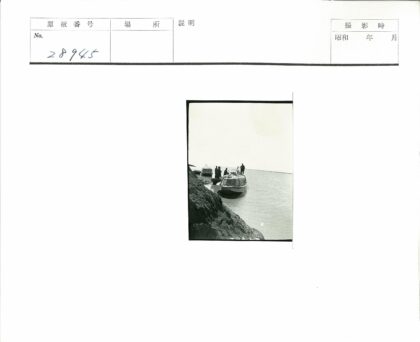 海岸停船岩石岸边风景.jpg