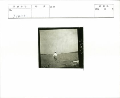 海岸垂钓者与远船.jpg