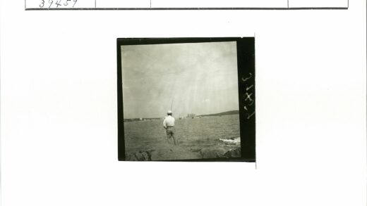 海岸垂钓者与远船.jpg